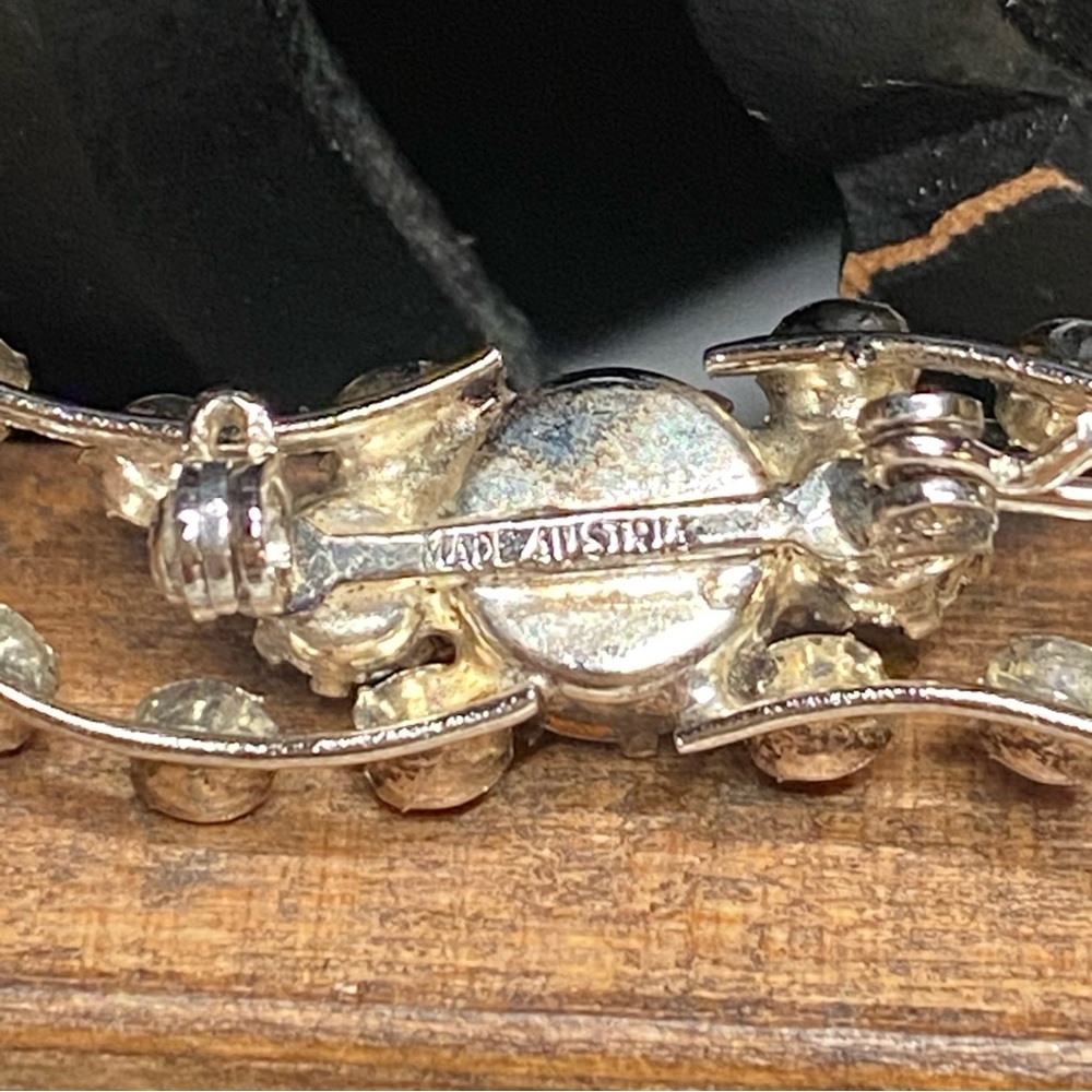 Brilliant Crystal Clear Rhinestone Bar Brooch/Pin- Silver Tone - Picture 3 of 8